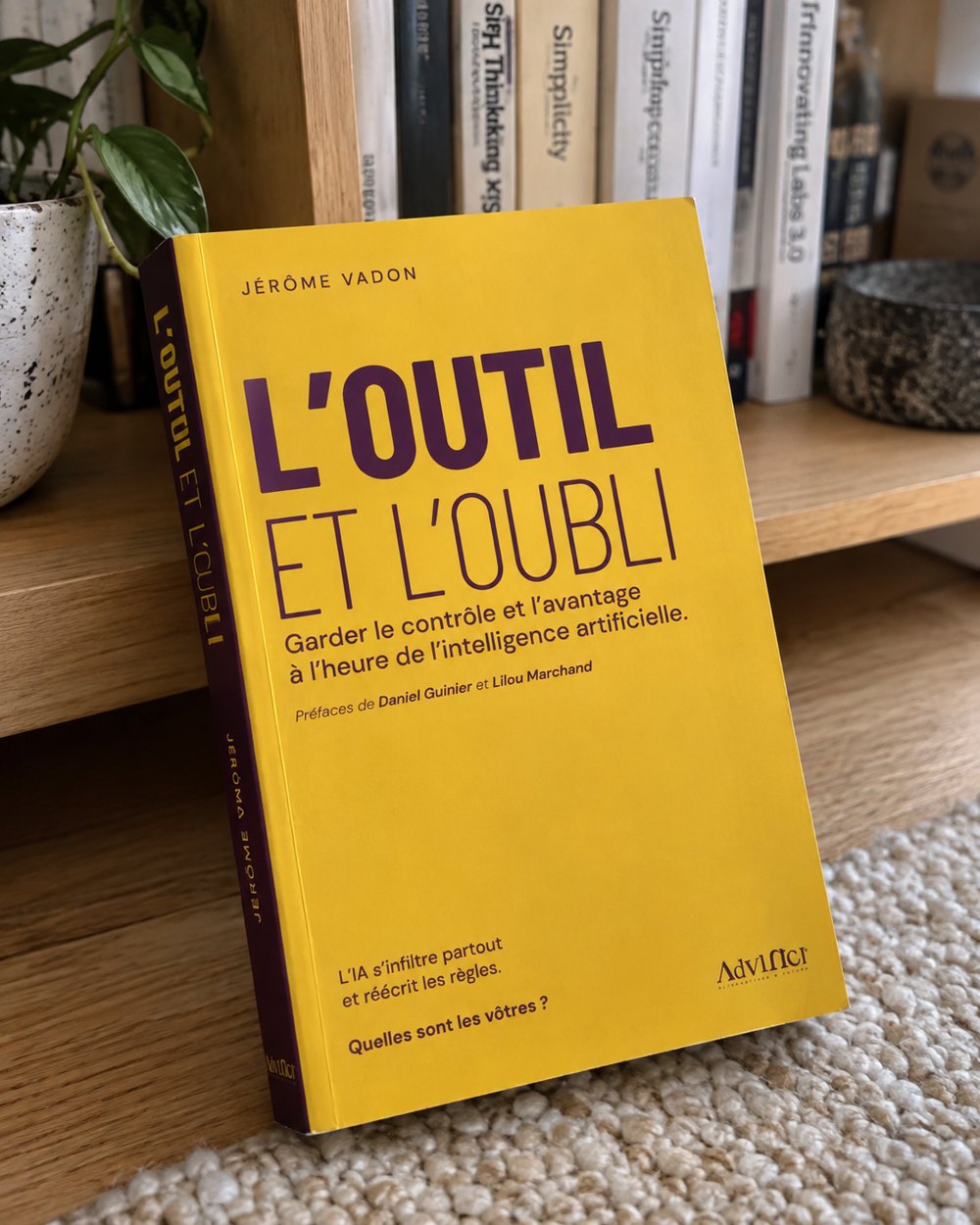 Le livre L'outil et l'oubli posé contre une bibliothèque